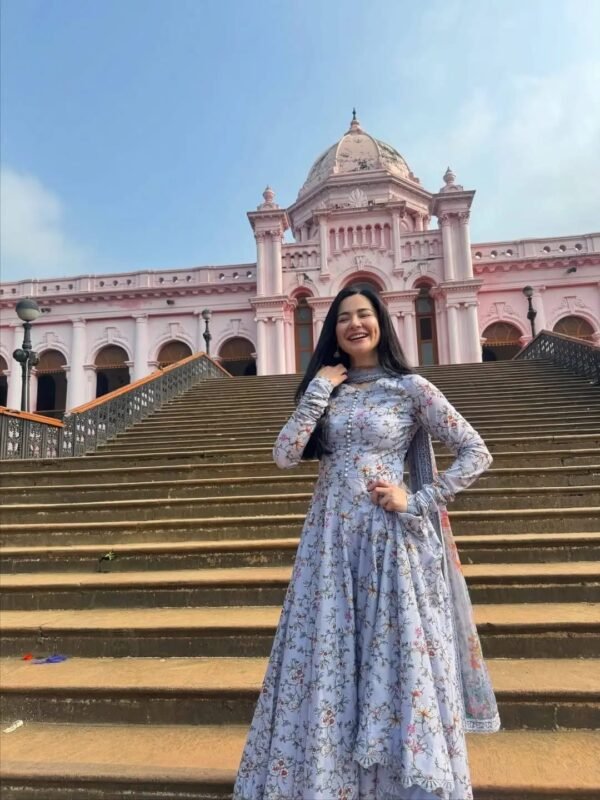 হানিয়া আমির গাউন টুপিছ ড্রেস